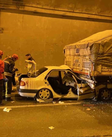 Kocaeli’de feci kaza, tırın altına girdiler