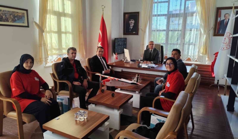 Kocaseyit İHA takımı, Milli Eğitim Müdürü Ciğer’i makamında ziyaret etti