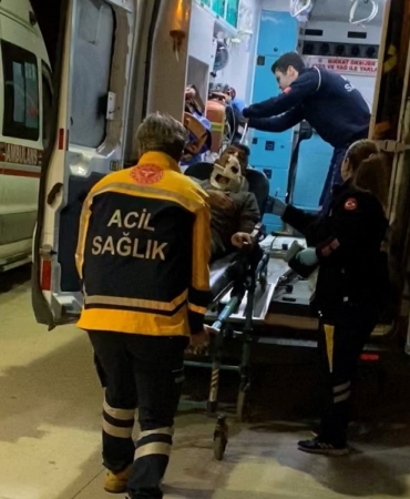 Kontrolden çıkan otomobil şarampole yuvarlandı: 2 yaralı