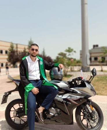 Köpeklerden kaçarken kaza yapan genç yaşam savaşı veriyor