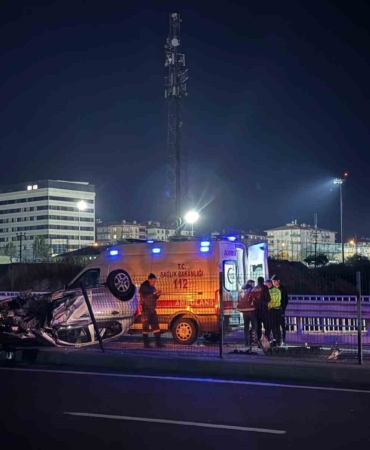 Köprülü kavşakta kontrolden çıkan araç takla attı: 1 yaralı