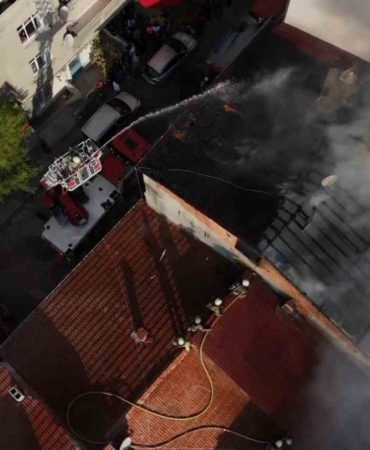 Küçükçekmece’de korkutan çatı yangını: O anlar kamerada