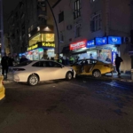 Küçükçekmece’de otomobilin taksiye çarptığı anlar kamerada: 3 yaralı