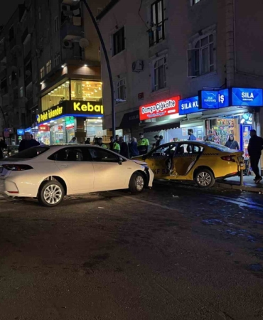 Küçükçekmece’de otomobilin taksiye çarptığı anlar kamerada: 3 yaralı