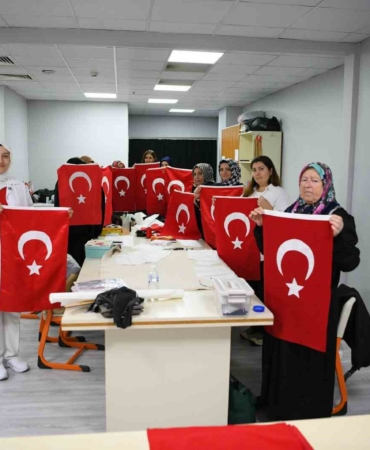 Kursiyerler, Cumhuriyet Bayramı öncesinde bayrak dikiyor