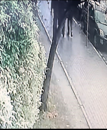 Kuryeye çarpmamak için manevra yaptı, önce 4 araca, sonra kuryeye çarptı