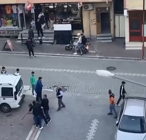 Kuzenler arasında döner bıçaklı kavga çıktı;  o anlar kamerada