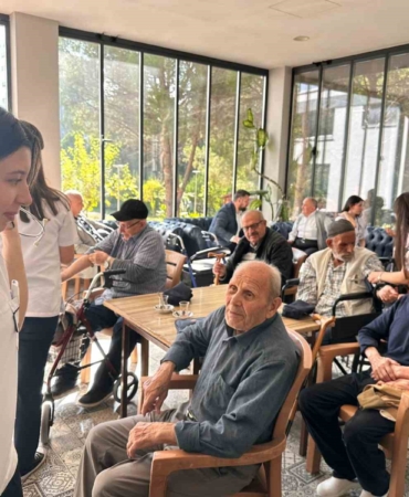 Lise öğrencilerinden huzurevi sakinlerine sağlık taraması