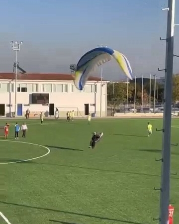 Maçın oynandığı sahaya paraşütle iniş yaptı