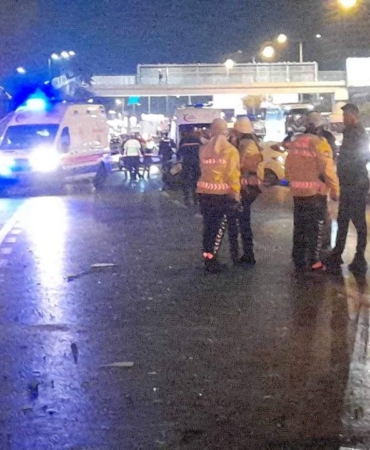 Maltepe’de otomobil önündeki araca çarpıp durağa daldı: 4 yaralı