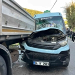Maltepe’de yolcu minibüsü park halindeki tıra çarptı: 8 yaralı