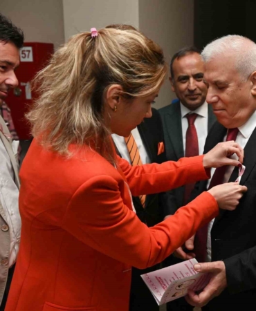 Meme kanserine ‘pembe kurdele’ ile dikkat çekildi