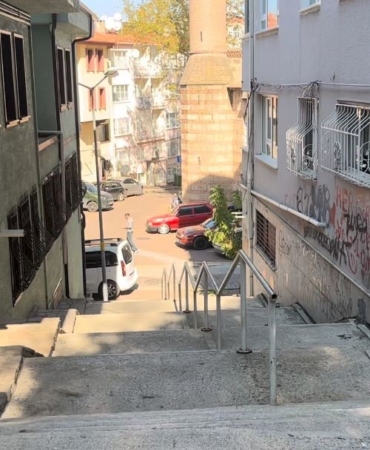 Merdivenlerden aşağı bisikletle inerken otomobil böyle çarptı