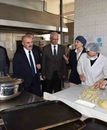Meslek Lisesi öğrencileri hem üretiyor, hem satıyor