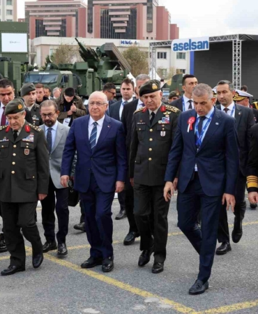 Milli Savunma Bakanı Güler, SAHA EXPO’da stantları gezdi