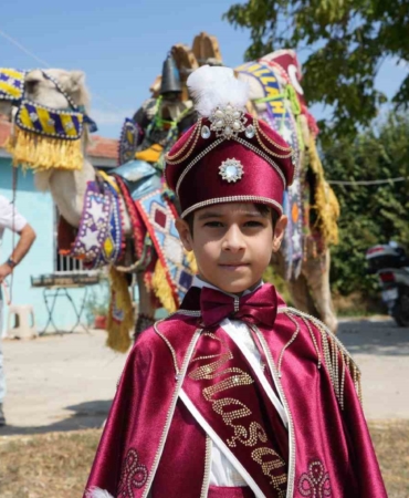 Milyonluk lüks araba ile değil milyonluk güreş devesi ile sünnet konvoyu