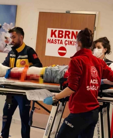 Minibüs ile motosiklet kafa kafaya çarpıştı: 1 yaralı