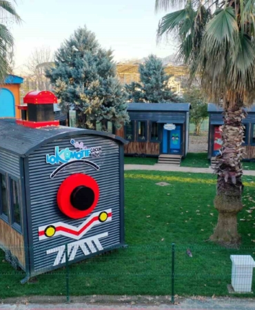 Minikler yiyecek atıklarını gübreye dönüştürüyor