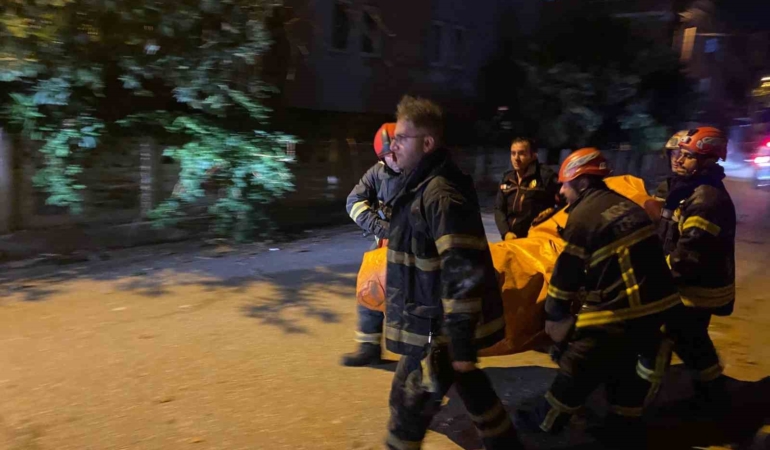 Misafirliğe gittiği evin çatısına çıkıp ekipleri seferber etti