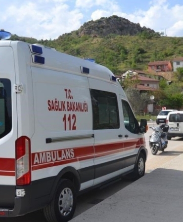 Motosiklet otomobile arkadan çarptı, sürücüsü yaralandı