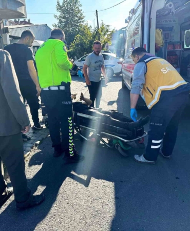 Motosiklet, park halindeki otomobile çarptı: 1 yaralı