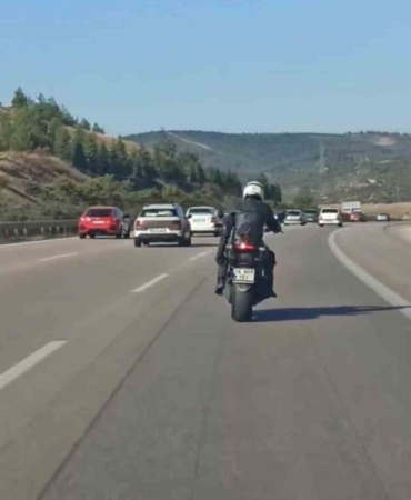 Motosiklet üzerinde dans edip kilometrelerce ilerledi