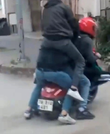 Motosiklete sığmak için sürücünün omzuna çıkmıştı: Ceza kesildi