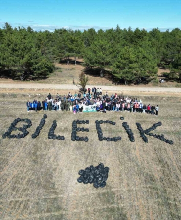 O kadar çöp topladılar ki poşetleriyle ’Bilecik’ yazdılar