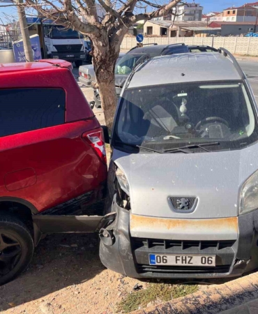 Önce seyir halindeki araca, sonra park halindeki araca çarptı
