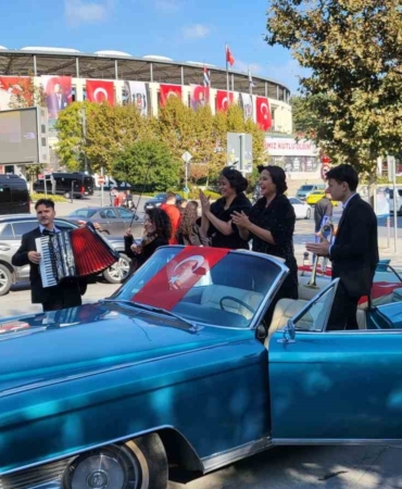 Opera İkizlerinden Dolmabahçe Sarayı önünde Cumhuriyet kutlaması