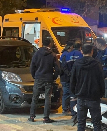 Orta refüjden yola atlayan yayaya motosiklet çarptı