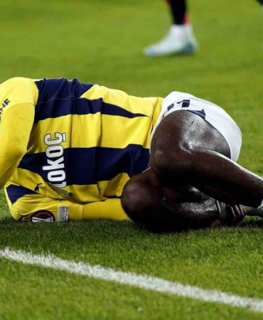 Osayi Samuel maça devam edemedi