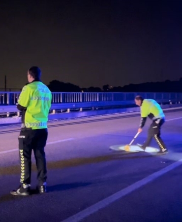 Otobanda yolun karşısına geçmek isteyen yayaya otomobil çarptı: 1 ölü