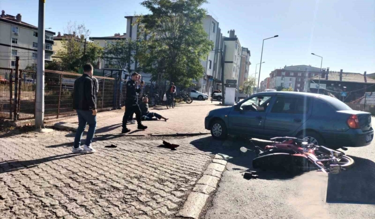 Otomobil ile motosiklet çarpıştı: 1 yaralı