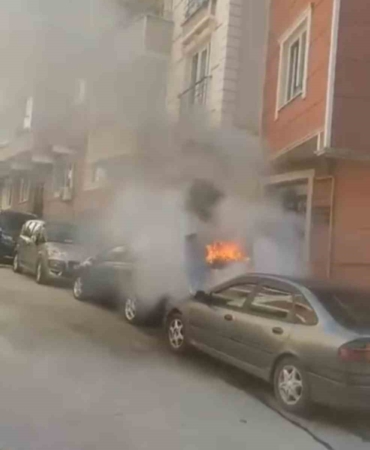 Park halindeki otomobil alevlere teslim oldu