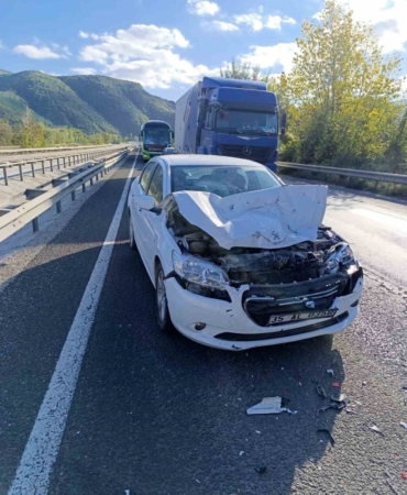 Pazaryeri’nde otomobil kamyonete arkadan çarptı: 1 kişi yaralandı