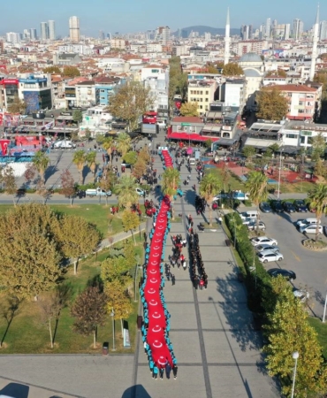 Pendik’te 101 metrelik Türk bayrağıyla Cumhuriyet kutlaması havadan görüntülendi