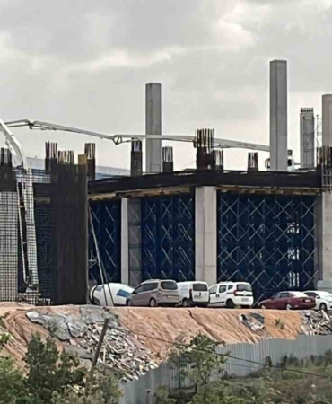 Platformdan düşen 2 inşaat işçisi yaralandı