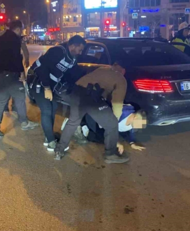 Polis ekiplerini metrelerce sürükleyen sürücü tutuklandı