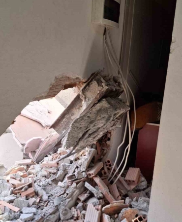 Profilo Alışveriş Merkezi’nin yıkımı esnasında yan apartmana çelik direk saplandı, 1 kişi de ölümden döndü