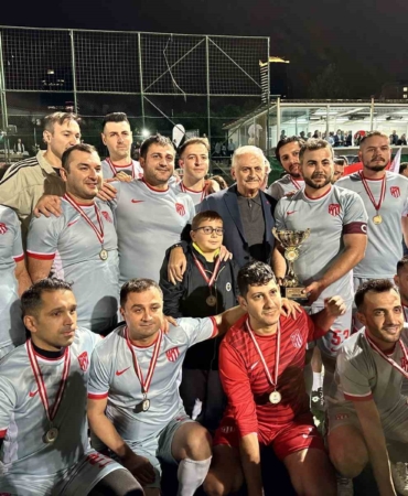 Sağlıklı kalpler sezonu futbol turnuvasında efsaneler sahada