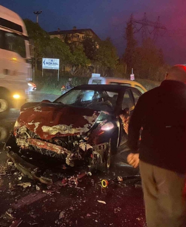 Sakarya’da otomobil ile servis midibüsü çarpıştı: 4 yaralı