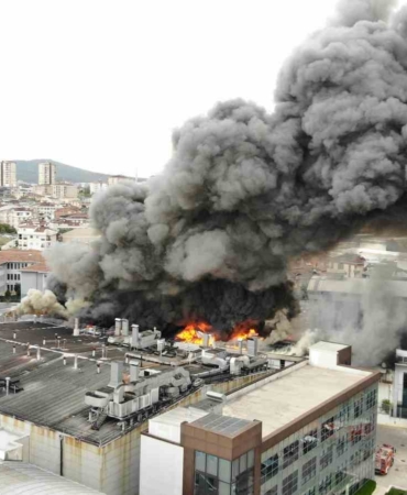 Sancaktepe’de soğuk hava deposundaki yangın havadan görüntülendi