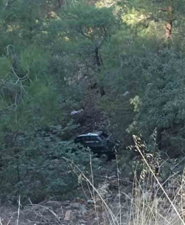 Şarampole yuvarlanan aracın sürücüsü itfaiye tarafından kurtarıldı