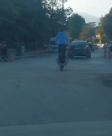 Scooter ile tehlikeli yolculuk kamerada
