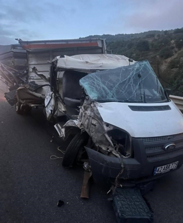 Seyir halindeki kamyonet tıra arkadan çarpıştı, 1 kişi yaralandı