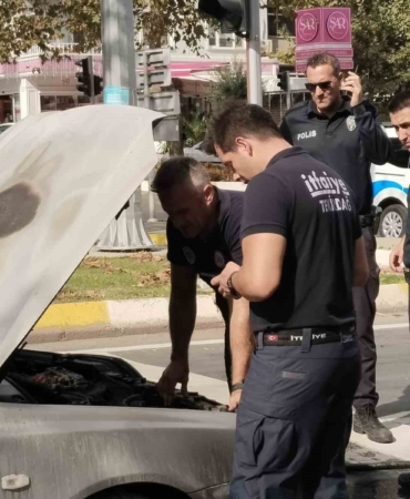 Seyir halindeki otomobil alev aldı