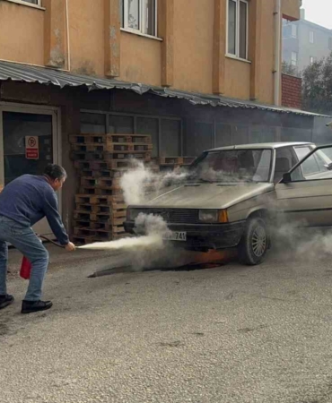 Seyir halindeyken alev alan otomobile ilk müdahaleyi çevredeki esnaf yaptı