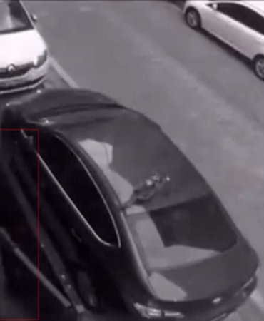 Silahlı saldırgana anahtarlık atarak karşı koydu