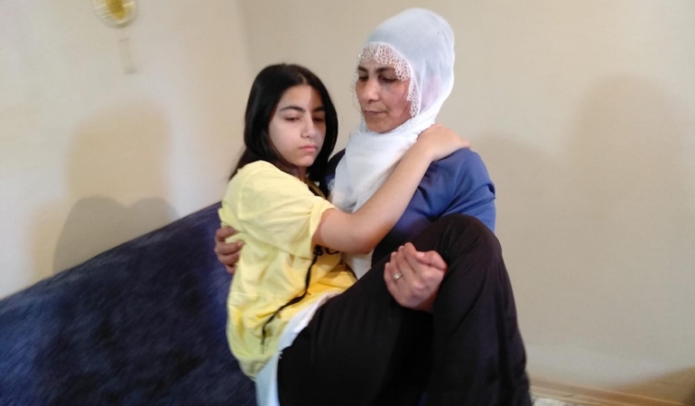 Sultangazi’de 5.5 yıl önce boynuna saplanan makasla felç kalan kızdan yardım çığlığı